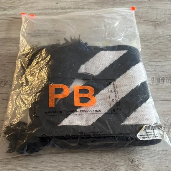 Off-White Chevron Scarf with Red Logo - Picture 5 of 5